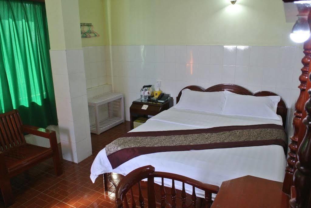 Palace Hotel Mandalay Exterior foto
